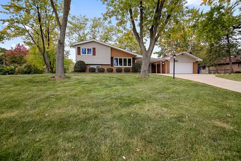 9010 S 84th Ave, Hickory Hills, IL 60457