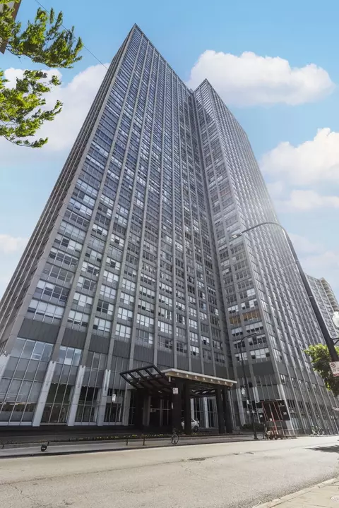 655 W Irving Park Rd #2403, Chicago, IL 60613
