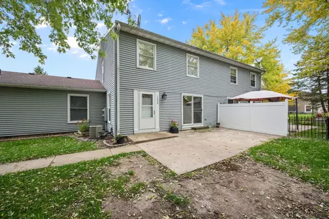 1606 E Stonehenge Dr, Sycamore, IL 60178
