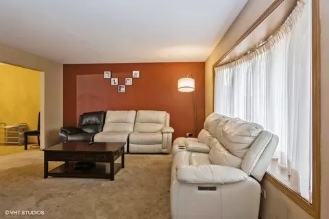 Living - 19265 Lange St, Lansing, IL 60438 photo 2 of 3