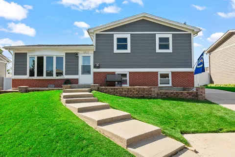 5823 Stuart Ln, Oak Forest, IL 60452