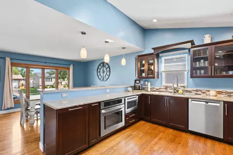 Kitchen - 5823 Stuart Ln, Oak Forest, IL 60452 photo 4 of 4