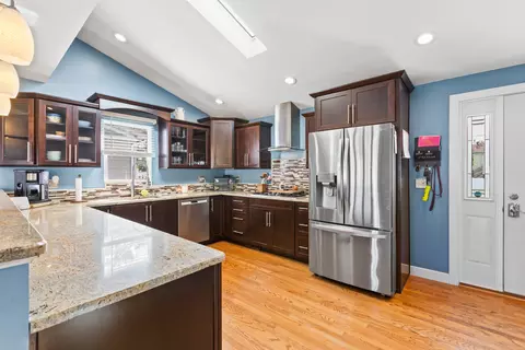 Kitchen - 5823 Stuart Ln, Oak Forest, IL 60452 photo 2 of 4