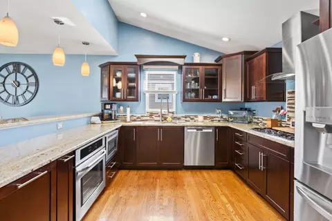 Kitchen - 5823 Stuart Ln, Oak Forest, IL 60452 photo 3 of 4