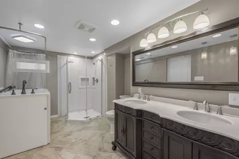 Bath - 1103 S Evergreen Ave, Kankakee, IL 60901 photo 1 of 4