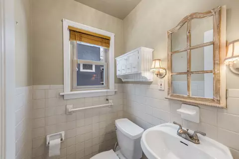 Bath - 1103 S Evergreen Ave, Kankakee, IL 60901 photo 2 of 4