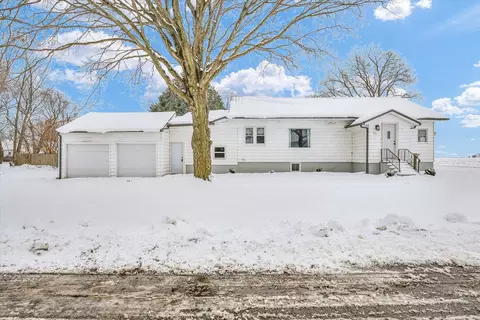 301 S Douglas St, Villa Grove, IL 61956