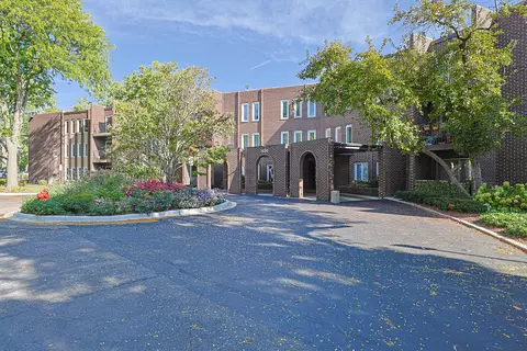 1430 Sandstone Dr #202, Wheeling, IL 60090