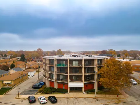 3900 W 95th St #204, Evergreen Park, IL 60805