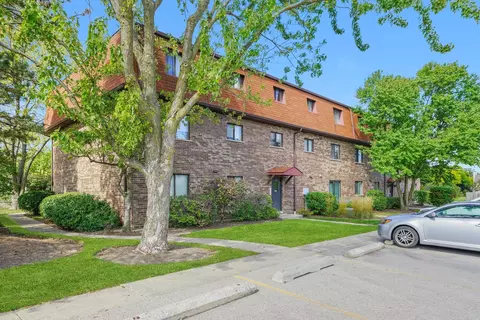 195 W Brandon Ct #A33, Palatine, IL 60067