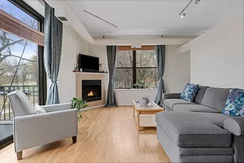 Living - 811 S Lytle St #103, Chicago, IL 60607 photo 3 of 4