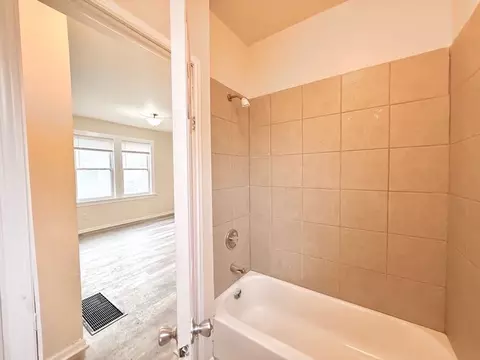 Bath - 1406 W 109th Pl, Chicago, IL 60643 photo 2 of 2