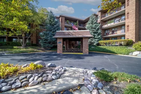 51 Old Oak Dr #414, Buffalo Grove, IL 60089