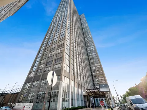 655 W Irving Park Rd #5202, Chicago, IL 60613