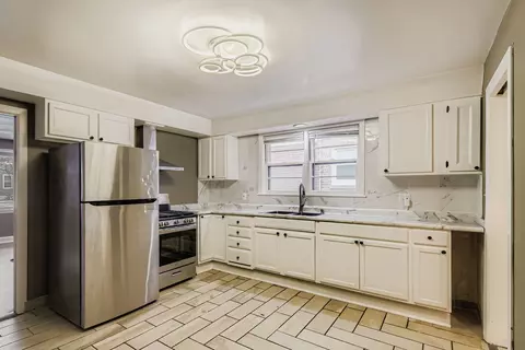 Kitchen - 208 Blackstone St, Thornton, IL 60476 photo 4 of 5