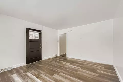Living - 208 Blackstone St, Thornton, IL 60476 photo 3 of 6