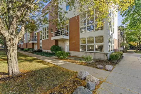 2933 N Hermitage Ave #A, Chicago, IL 60657
