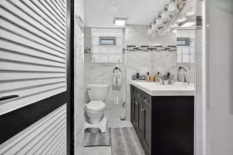 Bath - 2126 David Dr, Des Plaines, IL 60018 photo 4 of 4