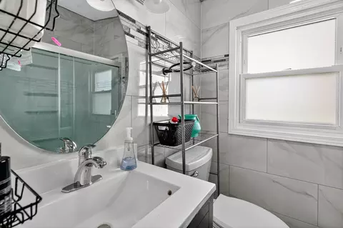 Bath - 2126 David Dr, Des Plaines, IL 60018 photo 1 of 4