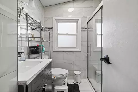 Bath - 2126 David Dr, Des Plaines, IL 60018 photo 2 of 4