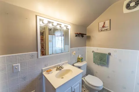 Bath - 7965 N Adeline Rd, Leaf River, IL 61047 photo 3 of 4