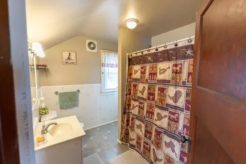 Bath - 7965 N Adeline Rd, Leaf River, IL 61047 photo 2 of 4