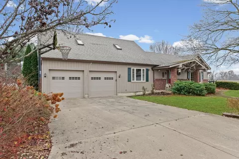 15742 Moody Rd, Oakland, IL 61943