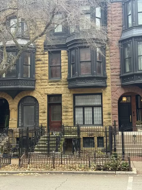 49 E Division St, Chicago, IL 60610 photo 1