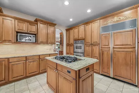 Kitchen - 10018 Haegers Bend Rd, Algonquin, IL 60102 photo 4 of 7