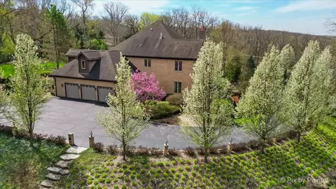 Exterior - 10018 Haegers Bend Rd, Algonquin, IL 60102 photo 6 of 14