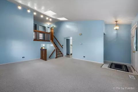 653 Hampton Cir, Elgin, IL 60120 photo 4