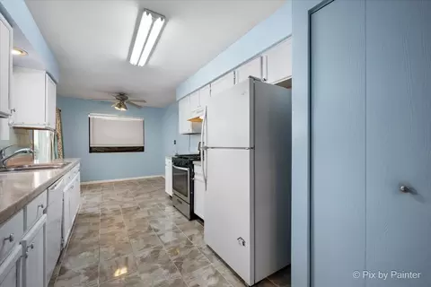 653 Hampton Cir, Elgin, IL 60120 photo 8
