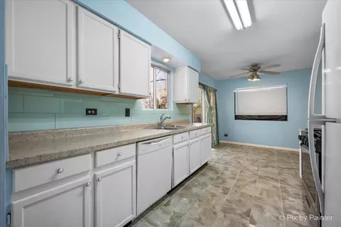 653 Hampton Cir, Elgin, IL 60120 photo 9