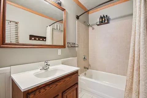 Bath - 609 E Chapin St, Morris, IL 60450 photo 3 of 4