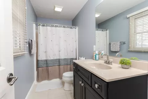 Bath - 6 Stonebrook Ct, Bloomington, IL 61704 photo 4 of 6