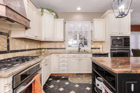 Kitchen - 6 Stonebrook Ct, Bloomington, IL 61704 photo 4 of 7