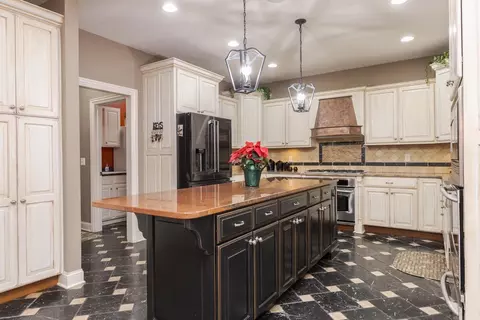 Kitchen - 6 Stonebrook Ct, Bloomington, IL 61704 photo 1 of 7