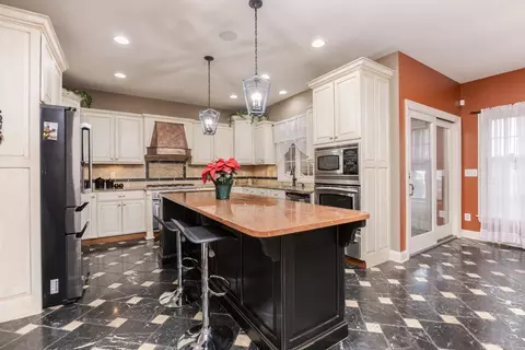 Kitchen - 6 Stonebrook Ct, Bloomington, IL 61704 photo 6 of 7