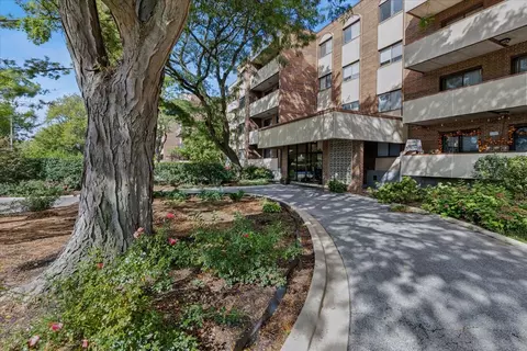 9242 Gross Point Rd #402, Skokie, IL 60077