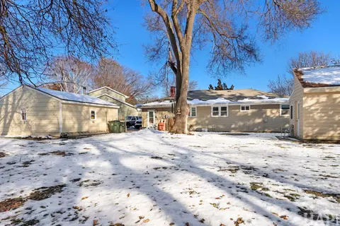 Exterior - 62 Ridge Ct, Lindenhurst, IL 60046 photo 3 of 4