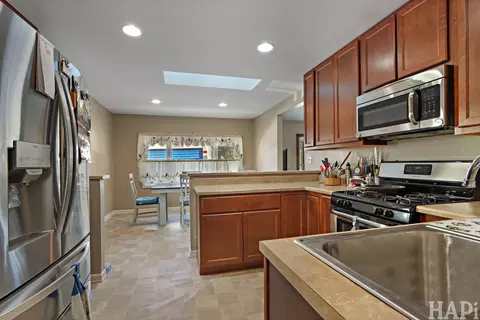 Kitchen - 62 Ridge Ct, Lindenhurst, IL 60046 photo 2 of 2