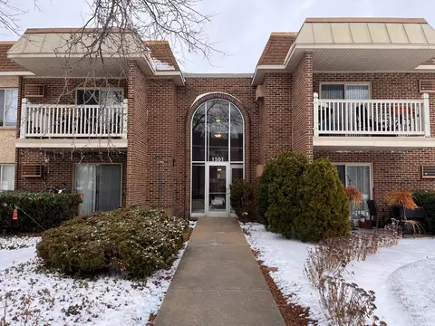 1501 E Churchill Dr #105, Palatine, IL 60074