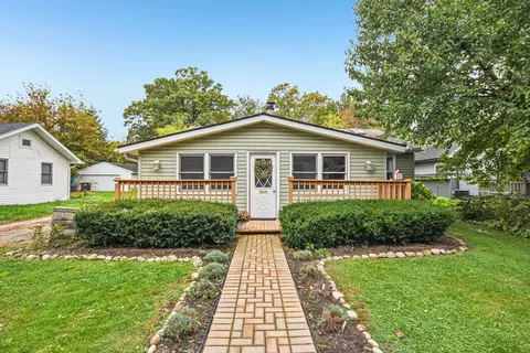 27630 N Hickory St, Island Lake, IL 60042