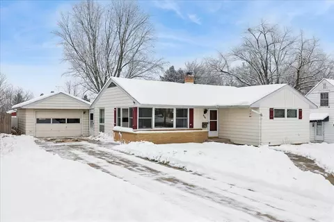 656 Oak St, Woodstock, IL 60098