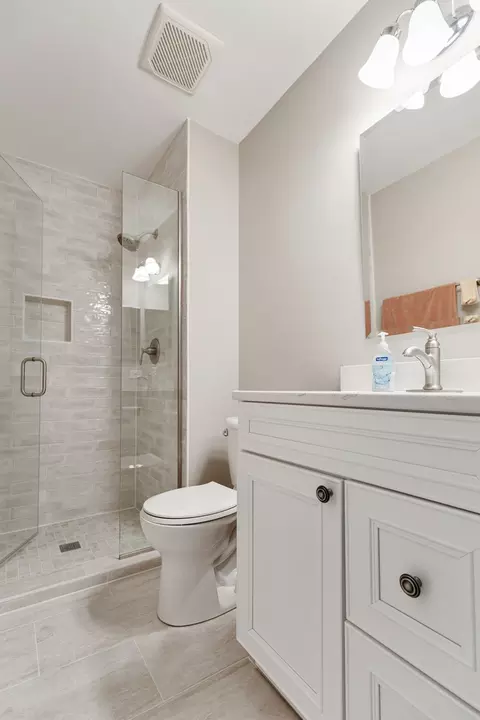 Bath - 1600 Brittany Ct #C2, Wheeling, IL 60090 photo 2 of 4