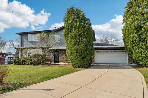 8853 W 97th Pl, Palos Hills, IL 60465