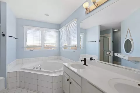 Bath - 1480 Harmony Dr, Bartlett, IL 60103 photo 2 of 6