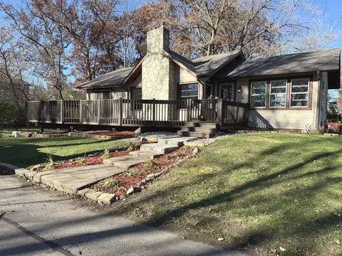 554 Fremont St, Woodstock, IL 60098