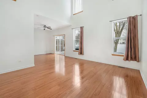1529 Keystone Ct, Elgin, IL 60120 photo 2