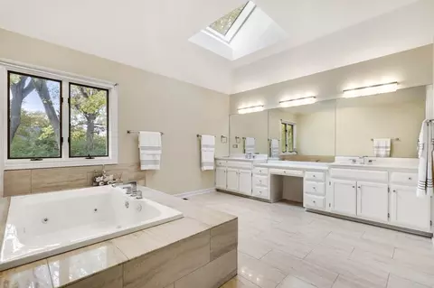 Bath - 20194 Augusta Dr, Olympia Fields, IL 60461 photo 2 of 3